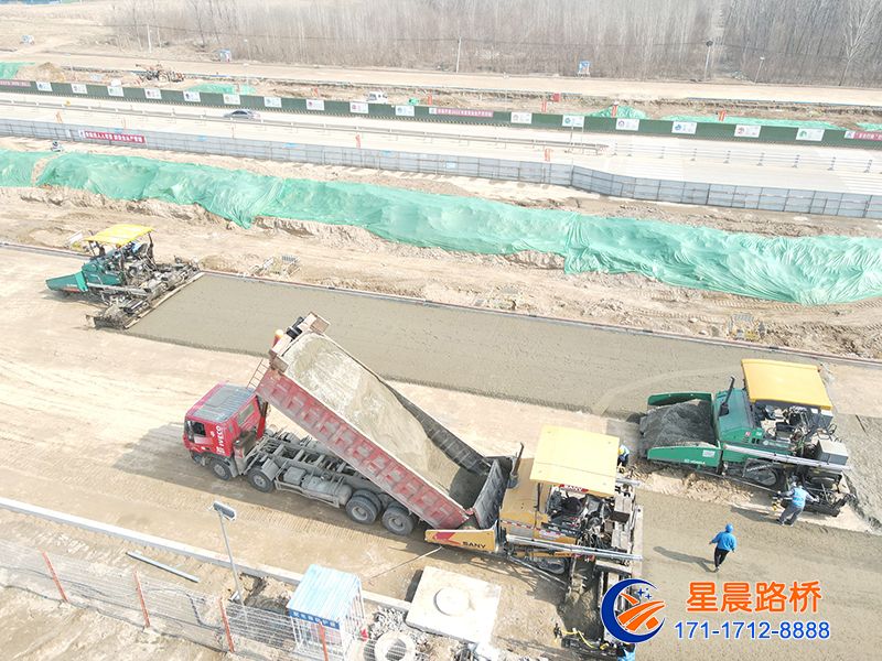 星晨路橋助力黃河大道路面攤鋪施工